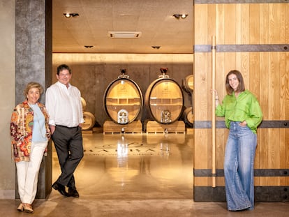 Juan José Balbás, entre su mujer, Clara, y su hija Patricia.