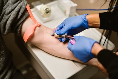 Una enfermera extrae sangre de un paciente.