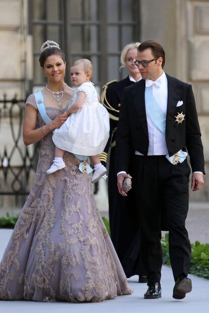 Victoria y Daniel de Suecia con la pequeña princesa Estelle.