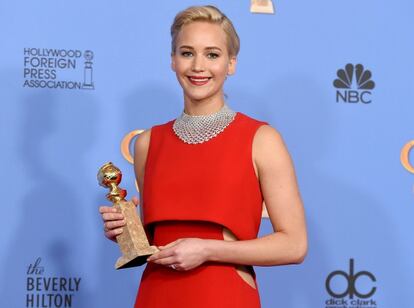 La actriz Jennifer Lawrence con su Globo de Oro como mejor actriz protagonista por 'Joy'