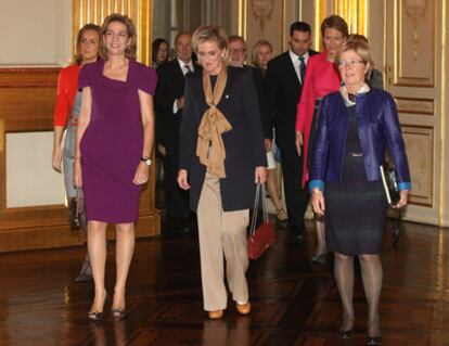 La infanta Cristina y Astrid de Bélgica, a su derecha, junto a otras princesas europeas, ayer en Bruselas.