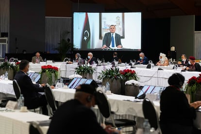 El primer ministro electo de Libia, Abdul Hamid, ofrece un discurso por videoconferencia, el pasado miércoles en Ginebra, durante una sesión del Foro de Diálogo Político Libio.