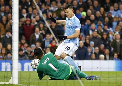 El portero del Real Madrid Keylor Navas para el balón jugador del Manchester City Sergio Agüero.