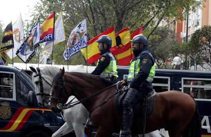 Policia a cavall a l'estadi Santiago Bernabéu abans del partit entre el Reial Madrid i el Barça.