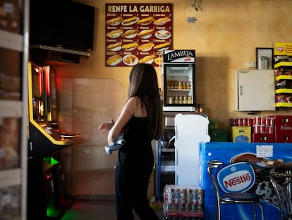 Una mare i el seu fill al bar de l'estació de La Garriga.