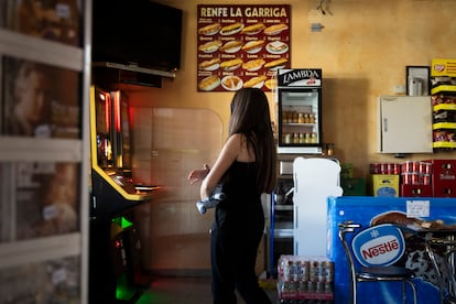 Una mare i el seu fill al bar de l'estació de La Garriga.