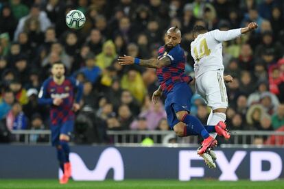 Arturo Vidal salta con el centrocampista brasileño del Real Madrid Casemiro.