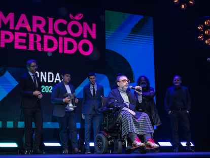 Bob Pop recibe el premio Ondas por la serie Maricón perdido en noviembre de 2021.
