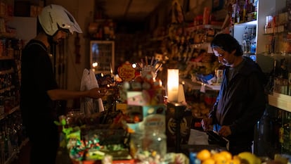 DVD 1264 28/04/25 Barcelona. Un apagón de luz generalizado afecta a toda España.
En la imagen, un establecimiento de alimentación trabaja de noche con la ayuda de velas y una linterna en el barrio de la Bórdela. [ALBERT GARCIA] 

 
