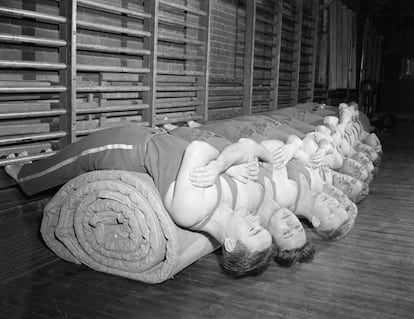 Archival image of U.S. students doing abdominal exercises in the 1940s.