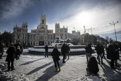 Aspecto de la plaza de Cibeles de Madrid, el domingo.