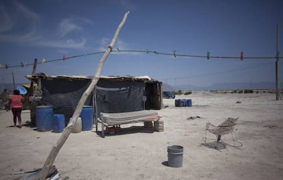 Araceli Regalado, junto a su casa en el desierto.