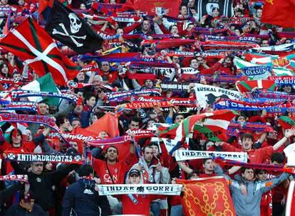 Aficionados de Osasuna, durante el partido que su equipo disputó frente al Girondins en Burdeos.