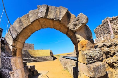 Teatro romano del yacimiento arqueológico de Regina Turdulorum en Casas de Reina.