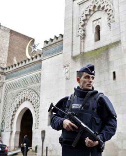 Un policia francès vigila l'entrada d'una mesquita, aquest divendres a París.