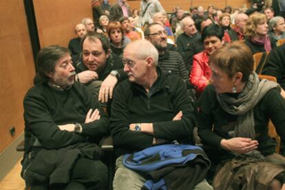 Rafael Díaz Usabiaga (primero por la izquierda), junto a Eugenio Etxebeste; detrás, Pernando Barrena y Txelui Moreno, en la presentación de los estatutos de la izquierda <i>abertzale</i> el pasado 7 de febrero.