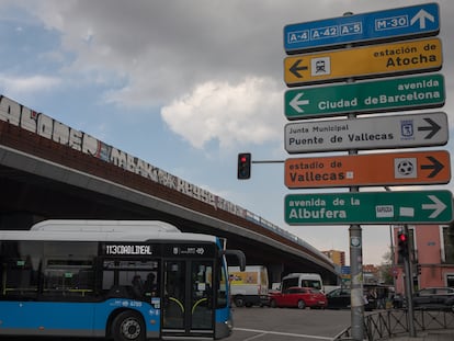 El Puente de Vallecas en la avenida de la Albufera de Madrid este martes.