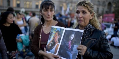 Una mujer sostiene la foto de su hija Daniela, asesinada el año pasado.