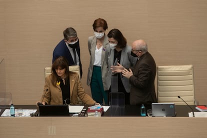 Laura Borràs, en un momento del Pleno junto a las diputadas Anna Caula (ERC) y Eva Granados (PSC) y el secretario general Xavier Muro.