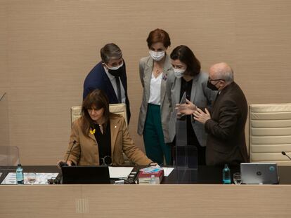 Laura Borràs, en un momento del Pleno junto a las diputadas Anna Caula (ERC) y Eva Granados (PSC) y el secretario general Xavier Muro.