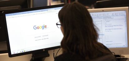 Una usuaria observa en su pantalla del ordenador la página de inicio de Google.