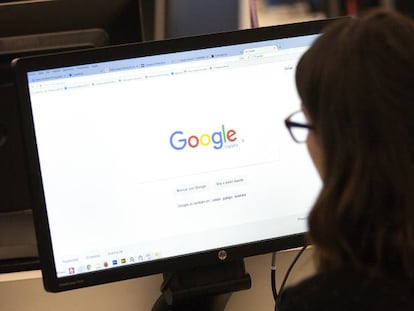 Una usuaria observa en su pantalla del ordenador la p&aacute;gina de inicio de Google.