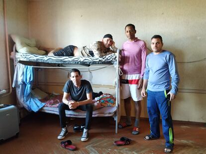 Los cubanos Nilder Cruz, Yunior Castro, Antonio y Amet Calderín, en el apartamento que comparten en Moscú.