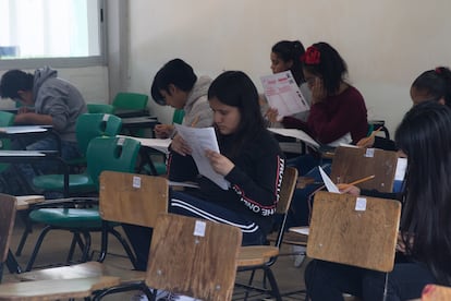 Aspirantes hacen examen para ingresar al bachillerato.