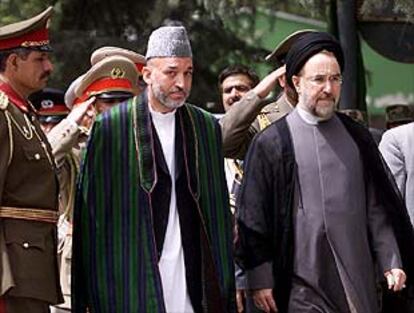 El presidente afgano Hamid Karzai (izquierda) camina junto a su homólogo iraní Mohamed Jatamí en Kabul.
