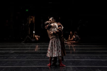 Ludmila Pagliero y Daniel Proietto se abrazan antes de la función en el Teatro Colón.