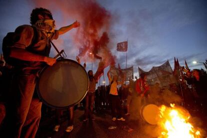 Grupo protesta durante greve na Argentina.