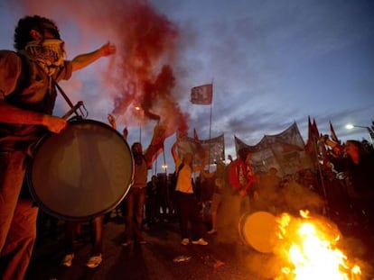 Grupo protesta durante greve na Argentina.