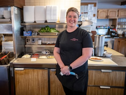 Logan Megan, no restaurante em que trabalha há mais de uma década como garçonete.