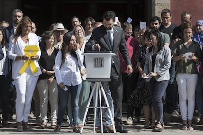 Roger Torrent conmemora el 1-O con una votación simbólica ante el Parlament.