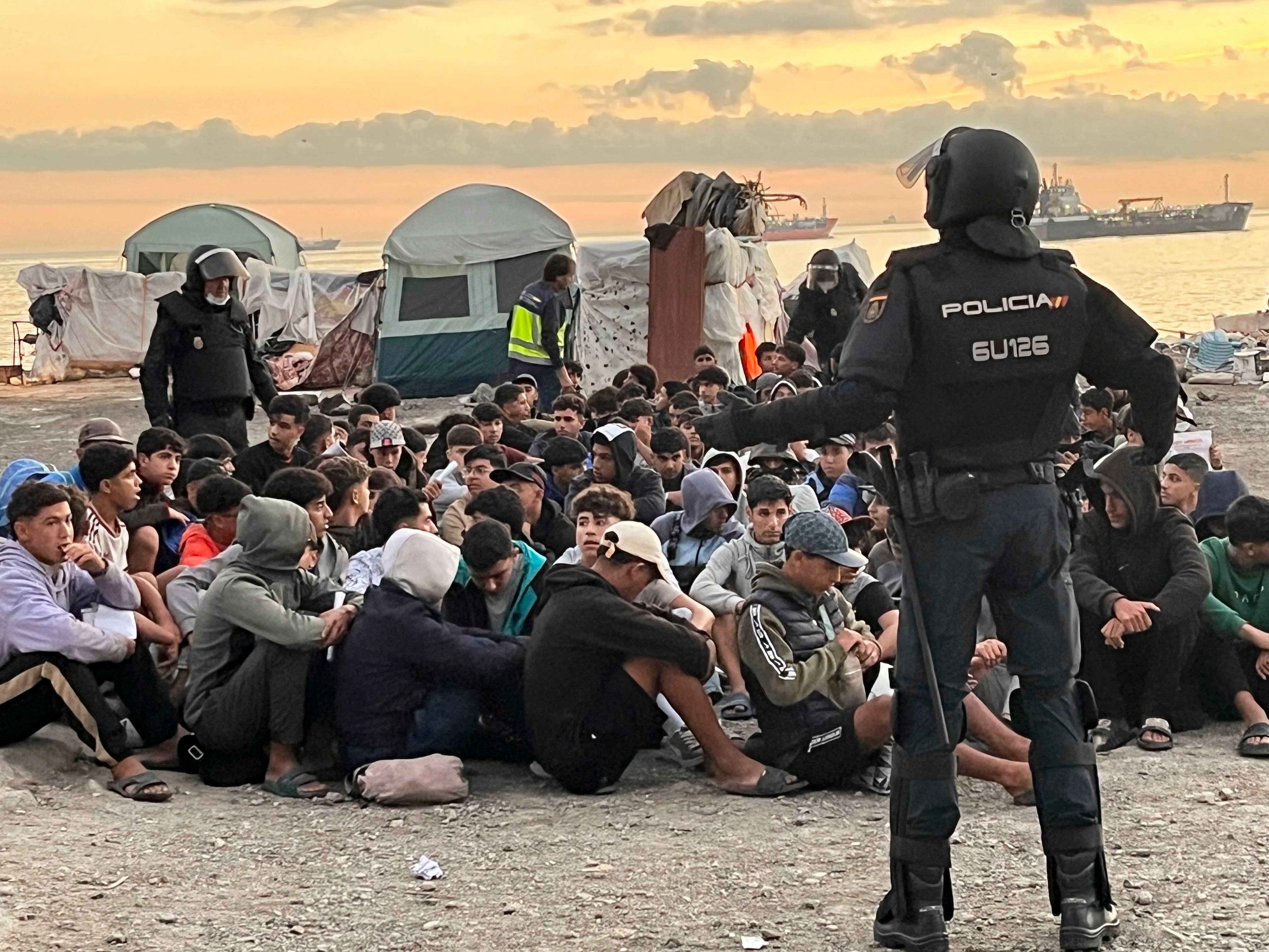 La Policía se despliega en El Guano para desalojar otro asentamiento de inmigrantes en Ceuta 48 horas antes de la visita de los Reyes