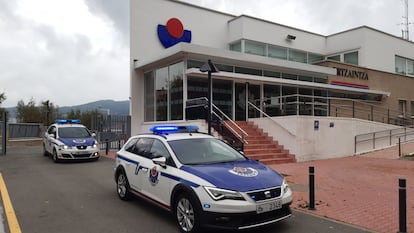 Dos vehículos de la Ertzaintza ante una comisaría de la policía vasca.