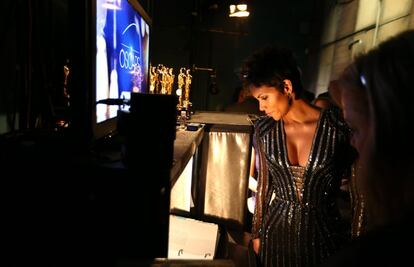 Halle Berry, antes de pisar el escenario del Teatro Dolby. La 'chica Bond' ha encabezado el homenaje a los 50 años de agente 007.