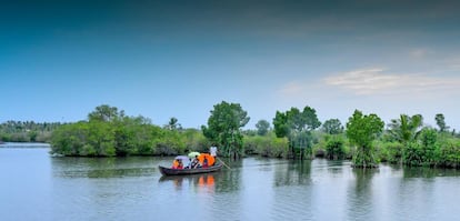 Una canoa en uno de los característicos 'backwaters' o canales navegables en Kerala.