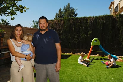 Almudena Millán y Luis Ocaña, con sus hijos, en su casa de Sevilla en 2020.