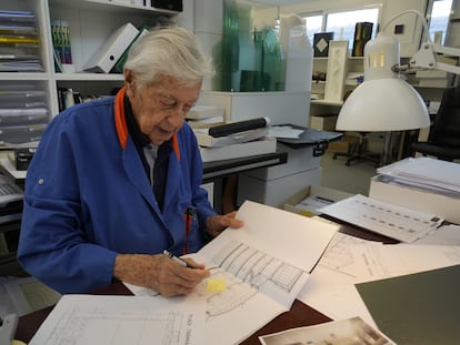 El artista argentino Julio Le Parc, en su estudio de París este mes de mayo de 2020.