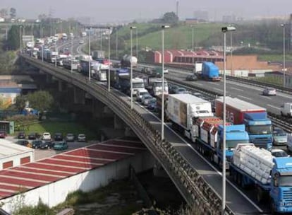 Imagen del gran atasco del jueves en la A-8 en la Margen Izquierda.