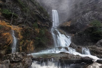 En la cueva de Los Chorros, cerca de Riópar (Albacete), un gran salto de agua marca el nacimiento del río Mundo. 