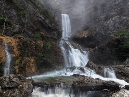 En la cueva de Los Chorros, cerca de Riópar (Albacete), un gran salto de agua marca el nacimiento del río Mundo. 