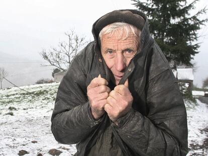 Un vecino de Villamarín, Lugo, después de la nevada
