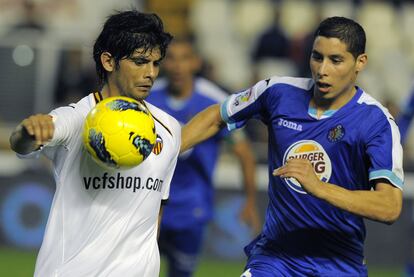 Banega controla el balón con el pecho ante Barrada.