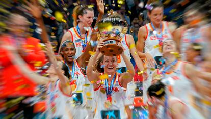 Laia Palau alzando el trofeo del Eurobasket de 2019 conquistado en Belgrado. FEB