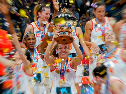 Laia Palau, con el trofeo del Eurobasket de 2019.