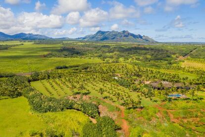 Panorámica del gigantesco terreno en la isla de Kauai. Todo verde a un lado, todo azul océano al otro. Si alguien quiere dar una fiesta, nadie se quejará por la noche.