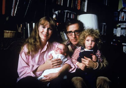 Ronan Farrow, en brazos de Woody Allen y junto a su madre Mia y su hermana Dylan.