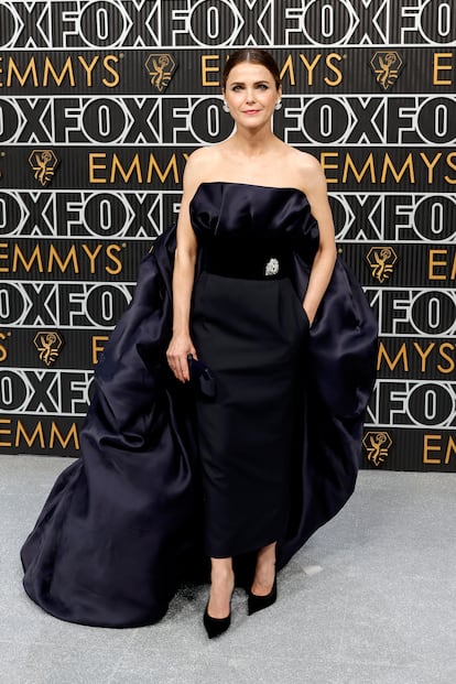 Keri Russell, con un vestido negro con una voluminosa cola de Alexandre Vauthier. Está nominada por 'La diplomática'.